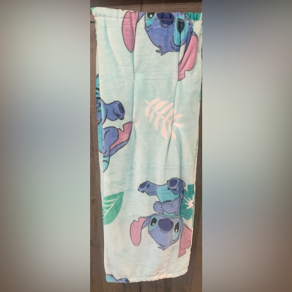 New Disney's Blue Stitch & Hibiscus Flowers Plush 50 x 70 Throw Blanket With Tag - Picture 2 of 5